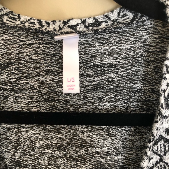 XHILARATION Black And White Cocoon Sleeve Sweater - Picture 7 of 7